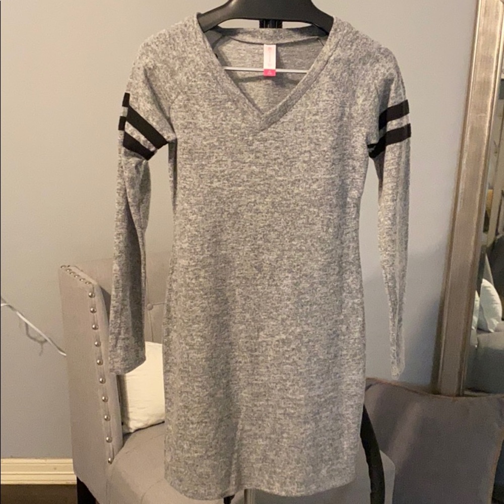 Fitted gray dress. - Picture 4 of 4